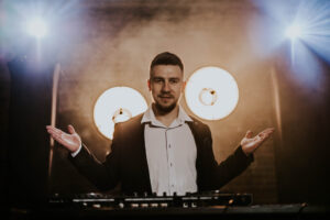 Read more about the article Jak wybrać odpowiedniego DJ na wesele? – 5 porad od dja!